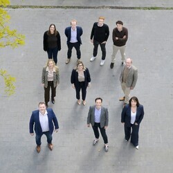 Groupe de 10 administrateurs debout, vus d'en haut en survol