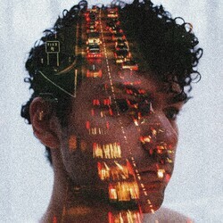 Visage d'homme superposé d'un reflet de lumières d'autoroute en mouvement