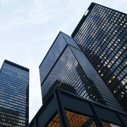Grandes tours à bureaux vues d'en bas