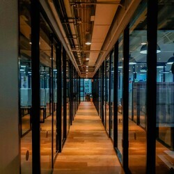 Couloir de bureaux vitrés dans un ordre professionnel