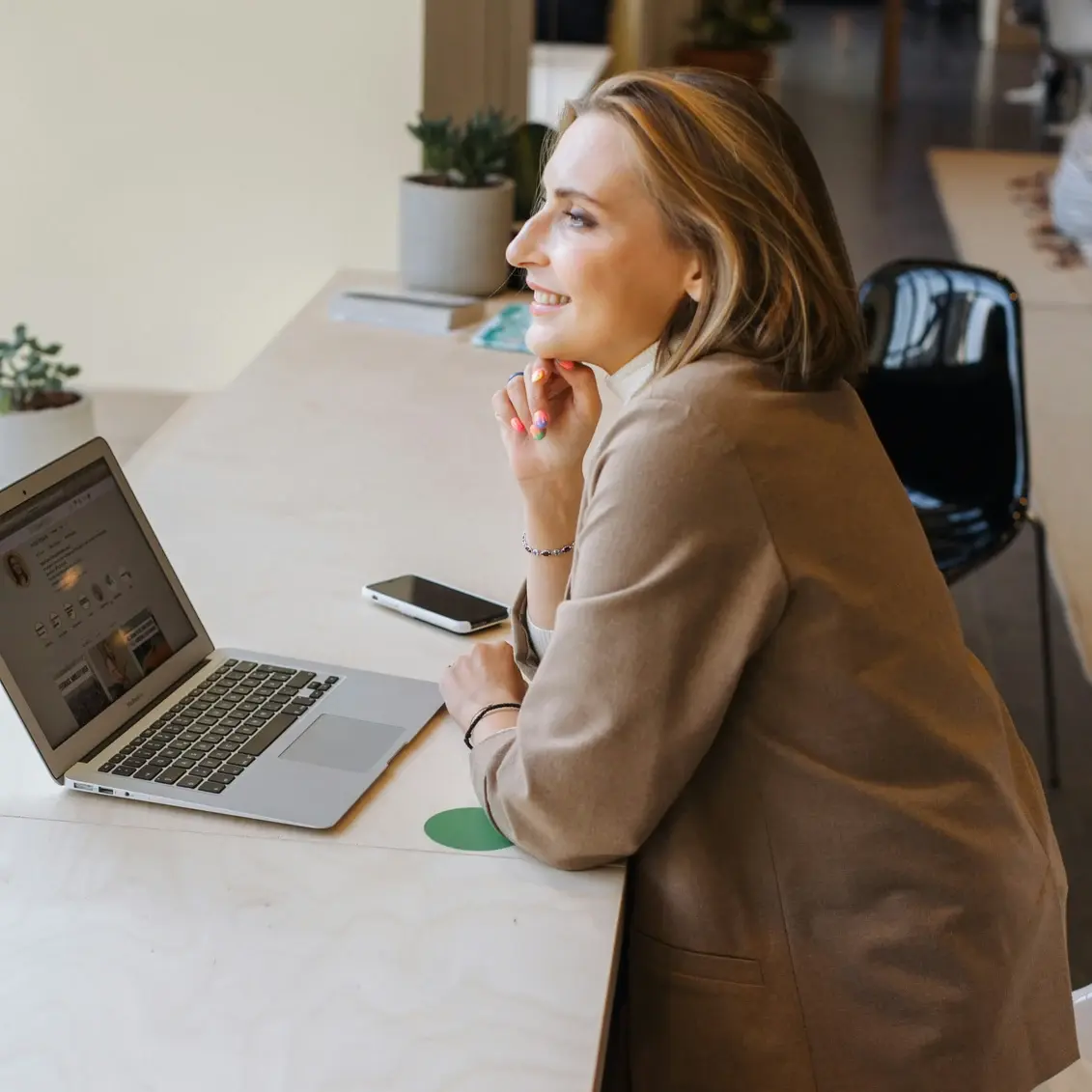 Femme souriante et détendue au travail, illustrant le sentiment de sécurité et de confiance en milieu professionnelPhoto_Femme_sentiment-securite-carre-1131 Femme souriante et détendue au travail, illustrant le sentiment de sécurité et de confiance en milieu professionnelPhoto_Femme_sentiment-securite-carre-1131